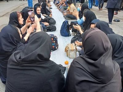 تجمع کارکنان بیمارستان امام خمینی اهواز / پرستاران دور سفره‌ی خالی نشستند