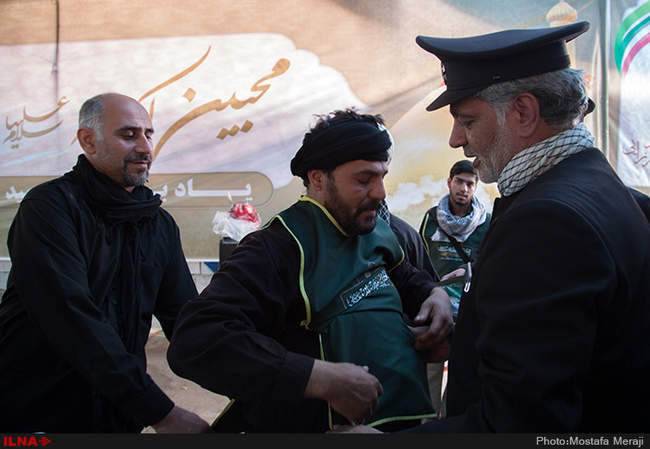 اهداء پرچم حرم امام رضا (ع) به موکب های مستقر در مهران