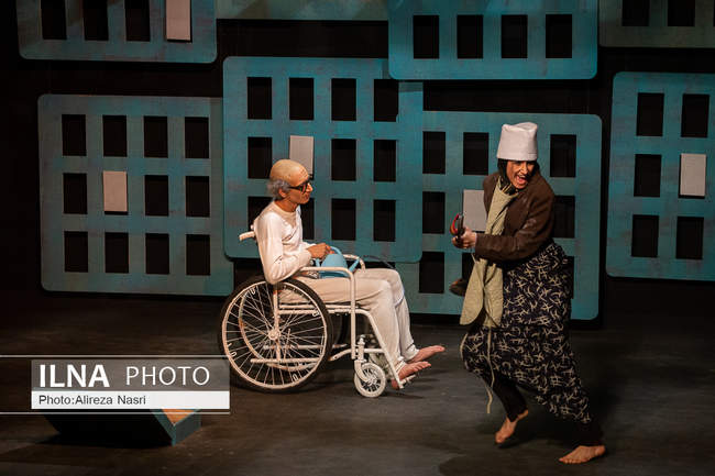 نمایش زندگی سگ مرده در قزوین