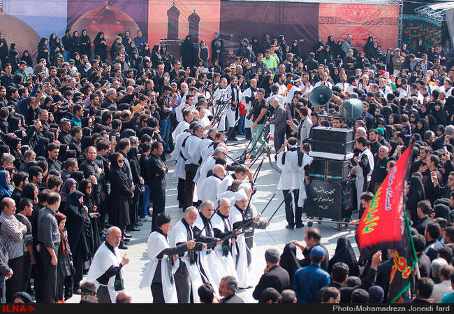 مراسم عزاداری و خیمه سوزان روز عاشورا در میدان امام حسین (ع) 