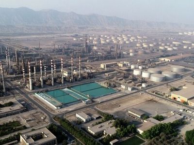 تفاهم نامه جذب ۸ هزار نیروی بومی در پالایشگاه نفت بندرعباس امضا شد 
