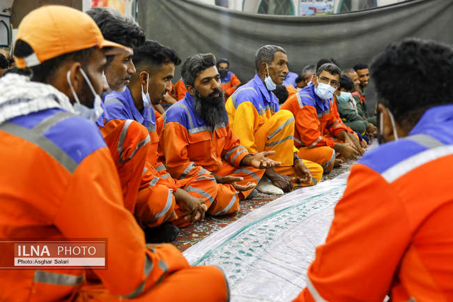 قرائت قرآن و افطاری کارکنان شهرداری بندرعباس در جوار شهدا 