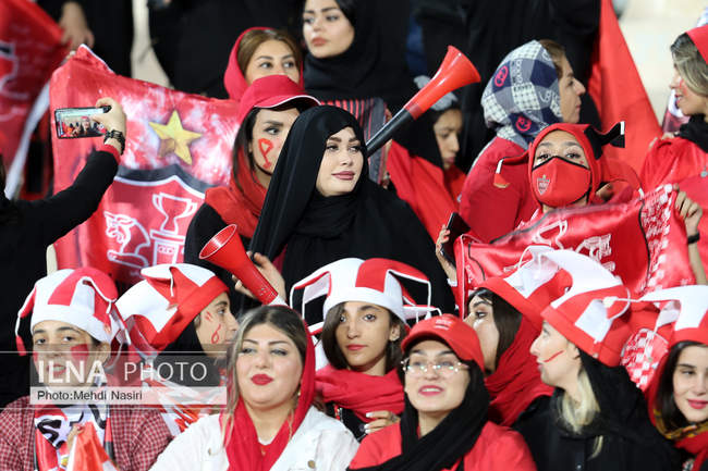 تصاویری از اولین حضور بانوان پرپسولیسی در لیگ برتر فوتبال در ورزشگاه