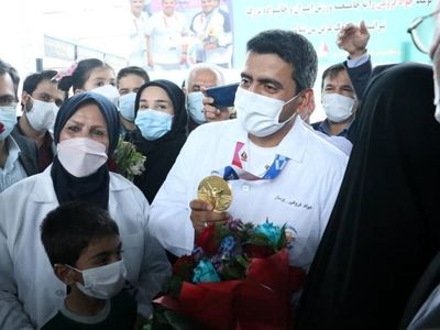 فروغی: اول به لباس پرستاری افتخار می‌کنم بعد به لباس ورزش