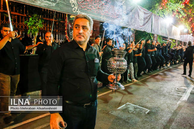 مراسم شاه حسین گویان در تکیه مکتب تشیع در شب عاشورا