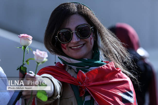 تصاویری از اولین حضور بانوان پرپسولیسی در لیگ برتر فوتبال در ورزشگاه
