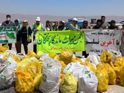 پاکسازى حاشیه تالاب مهارلو توسط دوستداران محیط زیست 