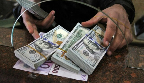 35 درصد ارز کشور صرف قاچاق و خروج سرمایه میشود / قیمت ارز در بانک مرکزی تعیین نمیشود 2