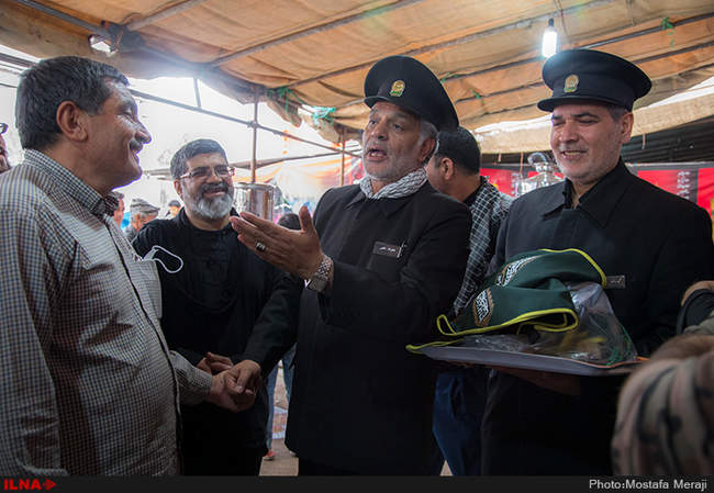 اهداء پرچم حرم امام رضا (ع) به موکب های مستقر در مهران