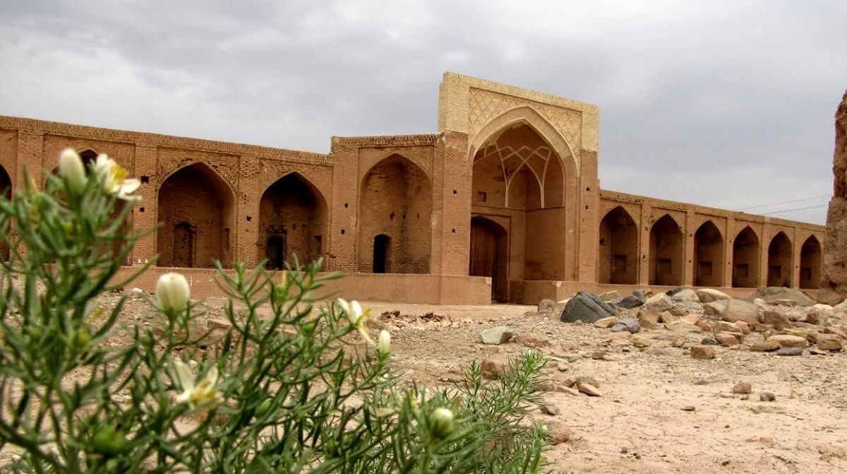 پاکسازی اماکن تاریخی ایوانکی آغاز شد