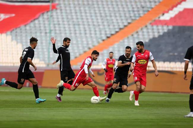 تصاویری از نیمه اول بازی پرسپولیس و ون پارس