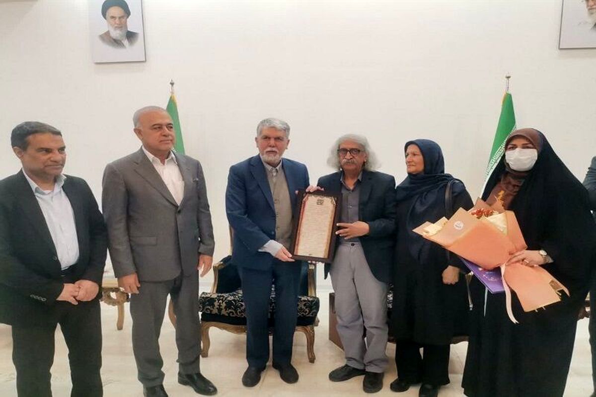وزیر ارشاد نشان درجه یک هنری را به استاد هنرهای نمایشی هرمزگان اعطا کرد