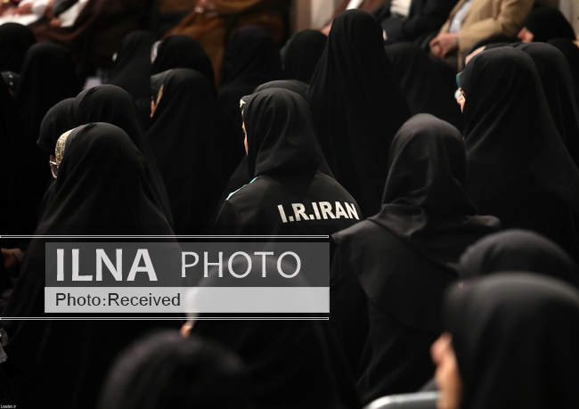 دیدار جمعی از مردم، مسئولان و مهمانان کنفرانس وحدت اسلامی با مقام مع�