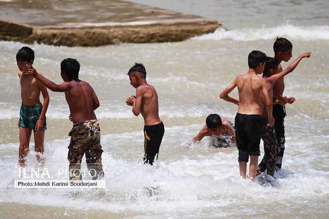 شادی بچه ها و خانواده ها از باز شدن زاینده رود 