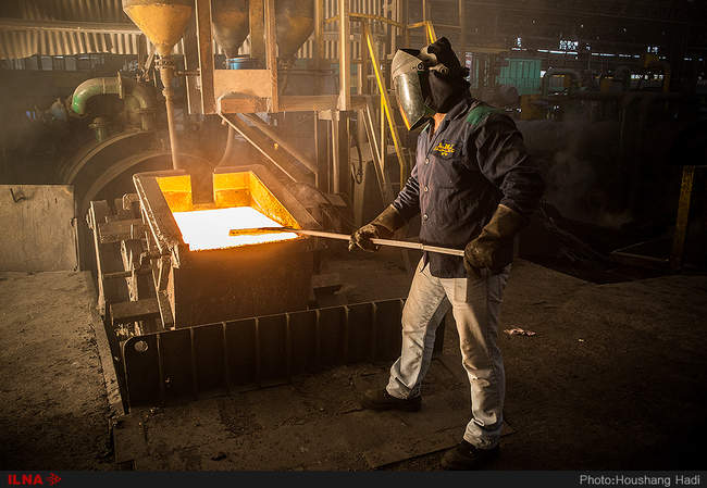 سایه های خمیده کارگران را دریابیم