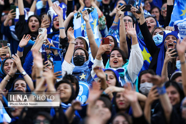تصاویری از اولین حضور بانوان در لیگ برتر فوتبال  در ورزشگاه آزادی