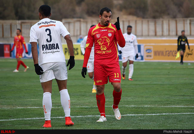 مسابقه فوتبال بین دو تیم نفت تهران و سایپای تهران