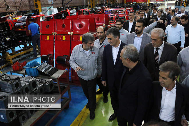 بازدید رییس کل بانک‌مرکزی از مجموعه تراکتورسازی ایران