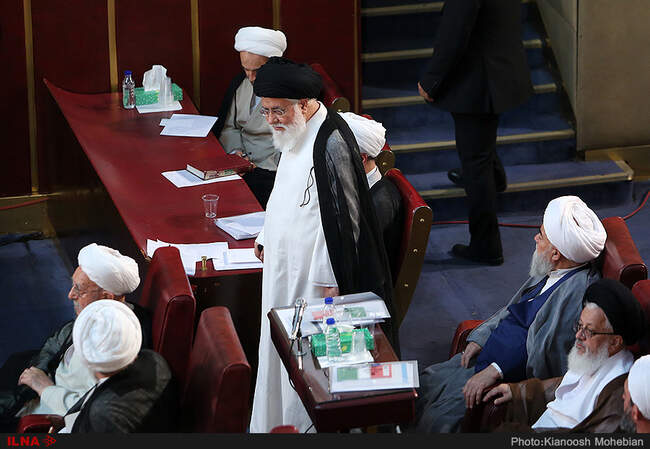 از تاخیر نمایندگان خبرگان در غیاب روحانی تا نشستن نماینده اصفهان بر صندلی آیت‌الله