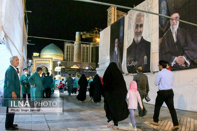 پذیرایی افطار از زائران در ورودی حرم امام رضا(ع)