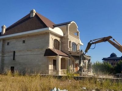 عملیات تخریب ویلا‌های غیرمجاز شهرک «پالم‌پلازا» در کلارآباد مازندان آغاز شد