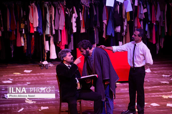 نمایش «موش‌ها و آدم‌ها» در تئاتر شهر قزوین 