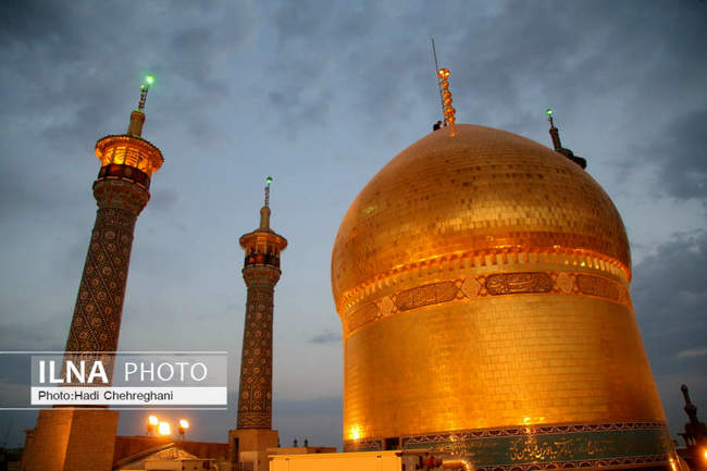 نصب پرچم حرم اباعبدالله الحسین (ع) بر گنبد حرم حضرت معصومه ( س)