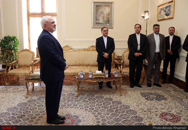 تقدیم استوارنامه سفیر جدید فرانسه به وزیر امور خارجه