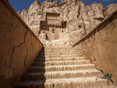 فرونشست به فاصله ۳۰۰ متری تخت جمشید و ۱۰ متری نقش‌رستم رسید