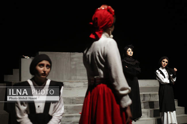 نمایش آئورا به کارگردانی مهدی محبعلی