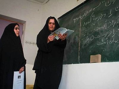 تجمع آموزش‌دهندگان نهضت سواد آموزی مقابل مجلس