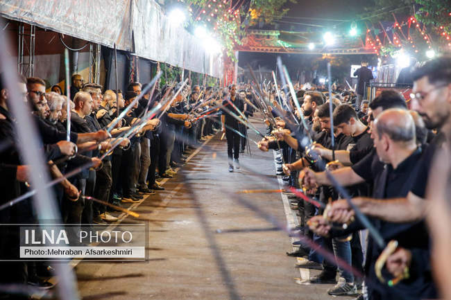 مراسم شاه حسین گویان در تکیه مکتب تشیع در شب عاشورا