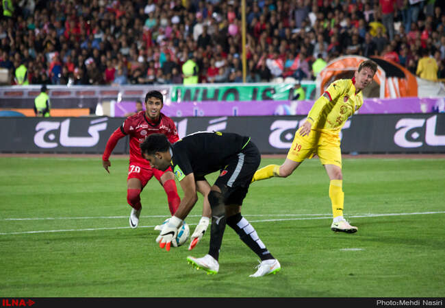 مسابقه فوتبال بین دوتیم پرسپولیس تهران و نفت تهران