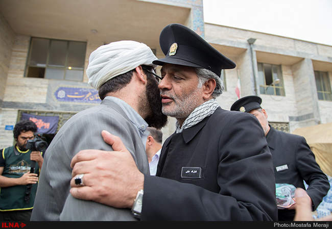 اهداء پرچم حرم امام رضا (ع) به موکب های مستقر در مهران