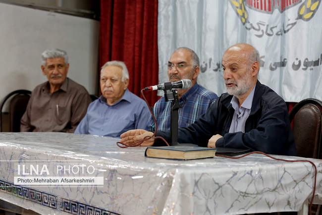 تجدید میثاق اعضای خانه کارگر در هفته کارگر با امام و شهدا و نشست در خا