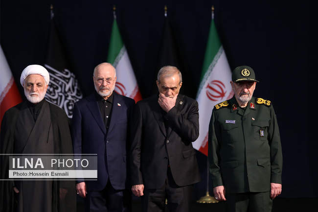 ادای احترام سران قوا و مسئولان نظام به پیکر آقای شهید ایران