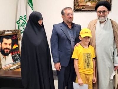 وزیر اطلاعات با خانواده شهید «حسن عشوری» دیدار کرد