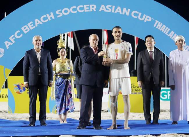 تصاویری از اهدای جام قهرمانی آسیا به ساحلی‌بازان ایرانی 