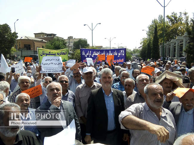 گردهمایی بازنشستگان تامین اجتماعی مقابل مجلس