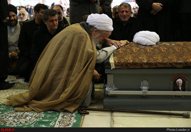 اقامه نماز توسط رهبر انقلاب بر پیکر حجت‌الاسلام والمسلمین هاشمی رفسنجانی