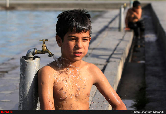 آب بازی کودکان در میدان امام اصفهان