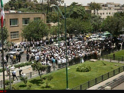 تجمع آموزش‌دهندگان نهضت سوادآموزی مقابل مجلس/انتقاد اصلی از محدودیت‌های «قانون تعیین تکلیف» است