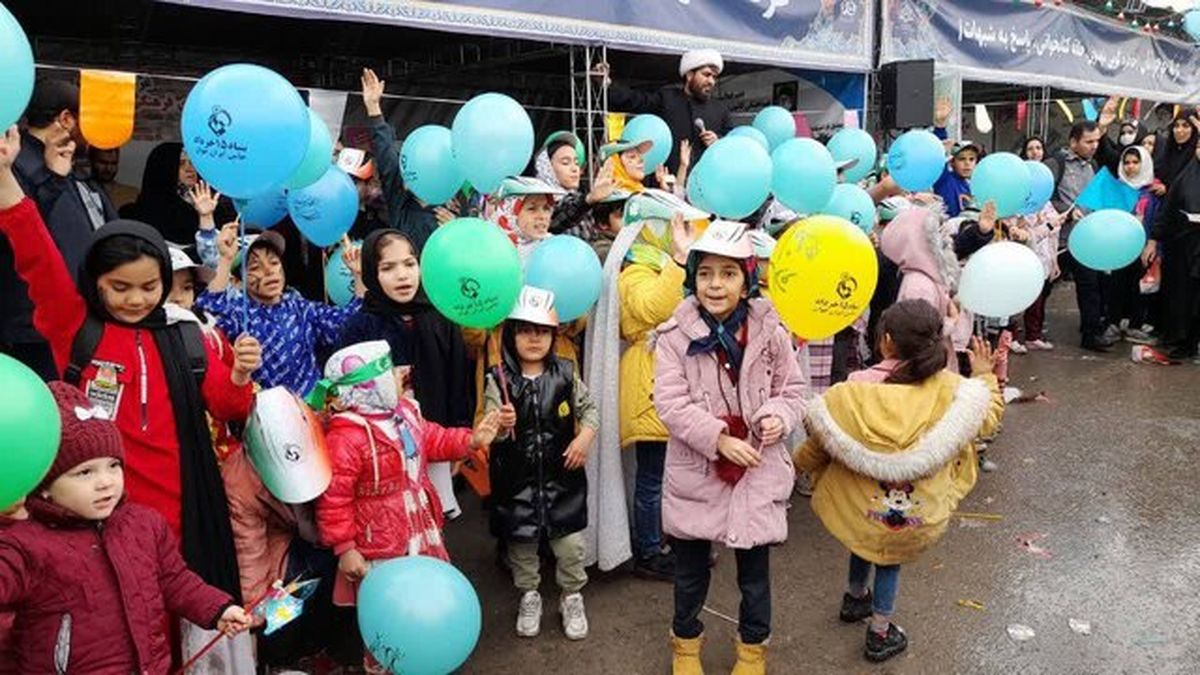توزیع اقلام با رویکرد جوانی جمعیت به همت بنیاد ۱۵ خرداد
در راهپیمایی بزرگ مسجد جمکران 
