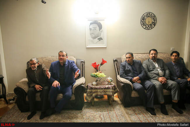 حضور فرید موسوی نماینده مجلس شورای اسلامی در منزل شهید آتش نشان فریدون علی تبار