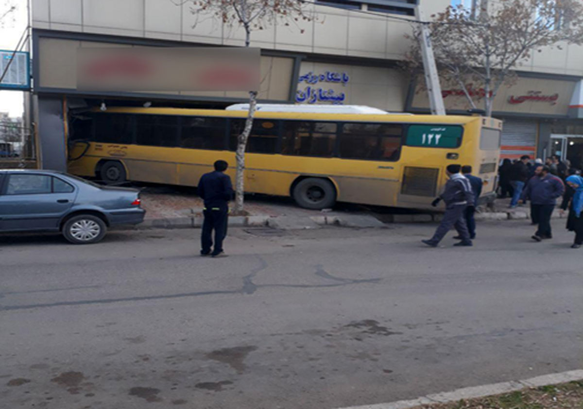3 مصدوم در  برخورد اتوبوس با یک قنادی در شهرک مینودر 