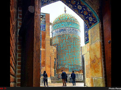 بعد از ۷۰ سال کاشی‌های سردر شیخ‌ صفی‌ به جای خود بازمی‌گردد/ اجازه بستن درها به روی بازدیدکنندگان را نداریم/ مرمتگران در میراث جهانی کسب تجربه می‌کنند و می‌روند