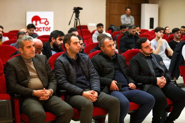 تصاویر نشست زنوزی با بازیکنان تراکتور