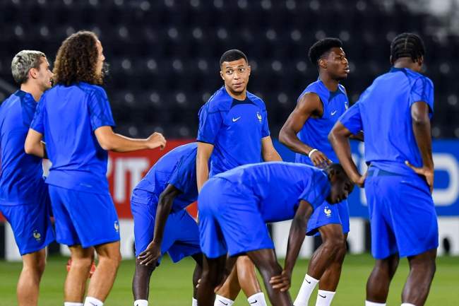 آخرین تمرین فرانسه پیش از جدال با لهستان؛ برای دفاع از عنوان قهرمانی 