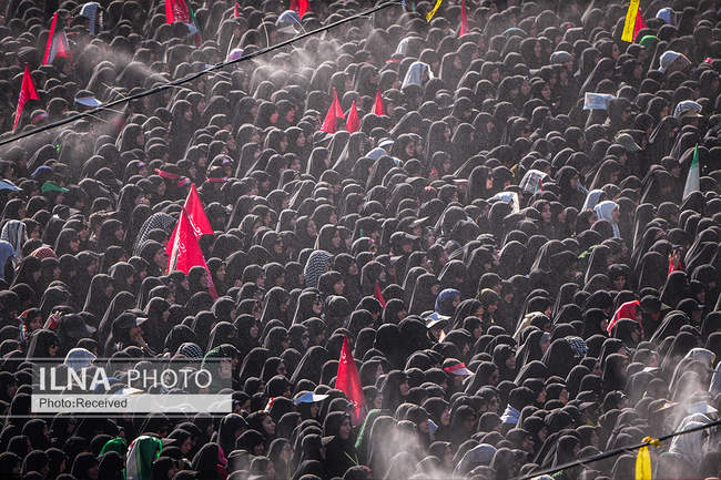 اقامه نماز بر پیکر رهبر شهید انقلاب با حضور جمعی از مسئولان، کارگزار�