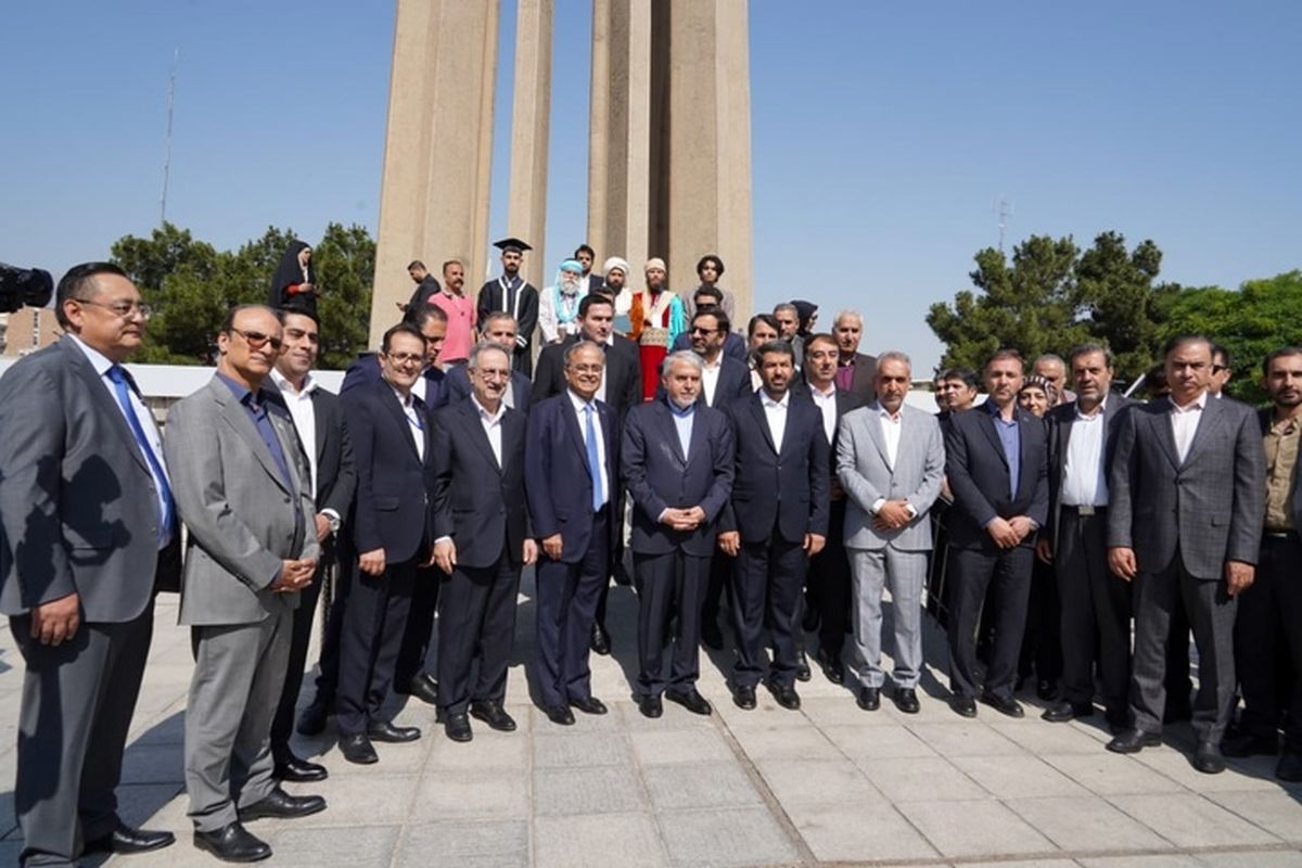 تجلیل بین‌المللی از حکیم هزاره‌ها با ابتکار فرهنگی ایران/ آرامگاه بوعلی‌سینا میزبان میهمانان کنفرانس گردشگری سلامت شد